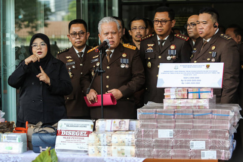 Kepala Pusat Penerangan Hukum Kejaksaan Agung RI Harli Siregar didampingi Kepala Kejaksaan Negeri Jakarta Selatan Haryoko Ari Prabowo menyampaikan keterangan saat konferensi pers pelimpahan tahap dua di Kejaksaan Negeri Jakarta, Senin (22/7/2024). Foto: Asprilla Dwi Adha/ANTARA FOTO