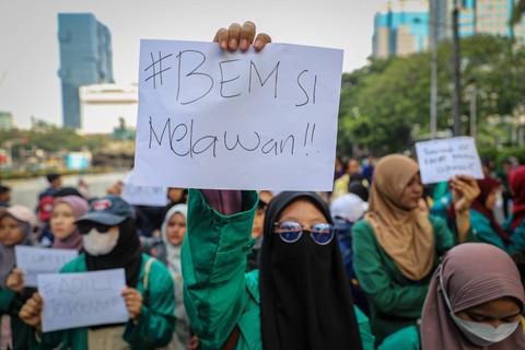 Kelompok mahasiswa yang tergabung dalam Aliansi Badan Eksekutif Mahasiswa Seluruh Indonesia (BEM SI) melakukan unjuk rasa di kawasan Patung Kuda, Jakarta, Senin (22/7/2024). Foto: Iqbal Firdaus/kumparan