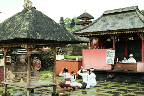 Ilustrasi untuk Kitab Weda ditulis dengan bahasa sansekerta yang hanya dipahami oleh kaum. Sumber: unsplash.com/Aditya Nara