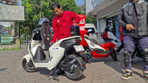 Petugas Honda Care saat melayani pengendara motor listrik untuk penggantian baterai di Jalan Gajah Mada, Kota Medan, pada Senin (22/7/2024).  Foto: Dok. AHM 