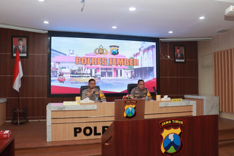 Kapolres Jember, AKBP Bayu Pratama Gubunagi; dan Wakapolres Jember, Kompol Jimmy Manurung, saat rapat koordinasi dengan PSHT Jember, Senin (22/7/2024). Dok: Polres Jember