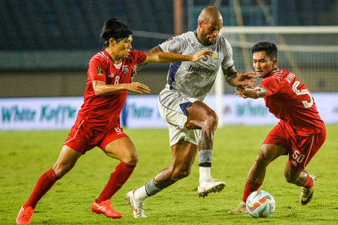 Pesepak bola Persib Bandung David Da Silva berusaha melewati pesepak bola Borneo FC Kei Hirose dan Rivaldo Pakpahan saat menjalani pertandingan laga kedua Grup A Piala Presiden di Stadion Si Jalak Harupat, Kabupaten Bandung, Senin (22/7/2024). Foto: Raisan Al Farisi/ANTARA FOTO