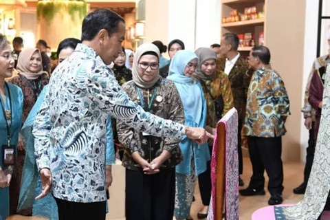 Bupati Indramayu Nina Agustina mendampingi Presiden Jokowi melihat batik khas Indramayu.  Foto: Dok. Istimewa