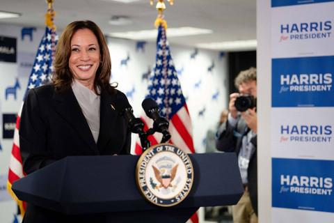 Wakil Presiden AS dan calon presiden dari Partai Demokrat Kamala Harris di markas kampanyenya di Wilmington, Delaware, AS, Senin (22/7/2024). Foto: Erin SCHAFF / POOL / AFP
