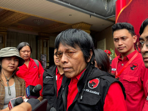 Wakil Sekjen Bidang Komunikasi PDIP, Adian Yunus Yusak Napitupulu sebelum acara pelatihan nasional tim pemenangan Pilkada 2024 di Hotel Seruni, Bogor, Jawa Barat, Selasa (23/7/2024). Foto: Luthfi Humam/kumparan