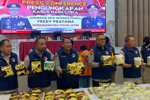 Ditresnarkoba Polda Jatim mengungkap kasus narkotika jenis sabu jaringan DPO Fredy Pratama di Mapolda Jatim, Selasa (23/7/2024). Foto: Farusma Okta Verdian/kumparan