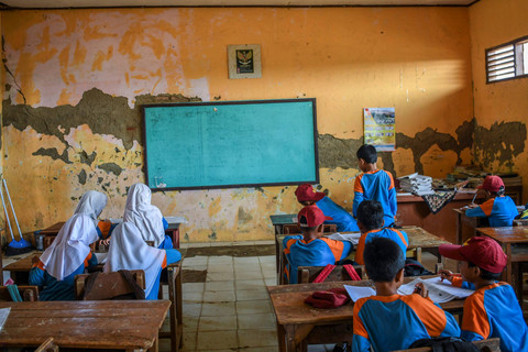 Siswa mengikuti kegiatan belajar mengajar di ruang kelas SD Negeri Pasirkadu 1, Pandeglang, Banten, Selasa (23/7/2024). Foto: Galih Pradipta/ANTARA FOTO