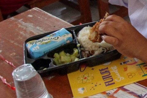 Paket makanan saat uji coba makan bergizi gratis di SDN Sentul 03, Kabupaten Bogor, Jawa Barat, Selasa (23/7/2024).   Foto: Yulius Satria Wijaya/ANTARA FOTO