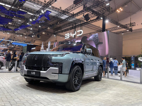 BYD Yangwang U8 bisa berputar di tempat di GIIAS 2024 Foto: Aditya Pratama Niagara/kumparan