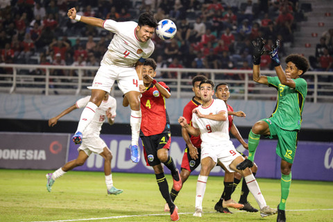 Pemain Timnas Indonesia Kadek Arel Priyatna menyundul bola dihadang penjaga gawang Timnas Timor Leste Alexandre Oscar Lima dalam pertandingan penyisihan Grup A Piala AFF U-19 di Stadion Gelora Bung Tomo, Surabaya, Jawa Timur, Selasa (23/7/2024). Foto: Rizal Hanafi/ANTARA FOTO
