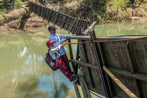 Siswa berusaha melintasi jembatan rusak di Neglasari, Lengkong, Sukabumi, Jawa Barat, Selasa (23/7/2024). Foto: ANTARA FOTO/Henry Purba