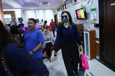 Artis Kimberly Ryder bersama suaminya Edward Akbar saat menghadiri sidang perdana terkait perceraian di Pengadilan Agama Jakarta Pusat, Jakarta, Rabu, (24/7/2024). Foto: Agus Apriyanto