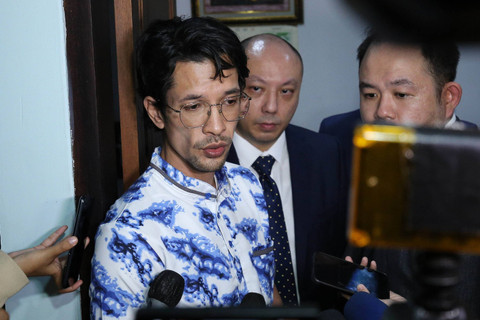 Artis Kimberly Ryder bersama suaminya Edward Akbar saat menghadiri sidang perdana terkait perceraian di Pengadilan Agama Jakarta Pusat, Jakarta, Rabu, (24/7/2024). Foto: Agus Apriyanto