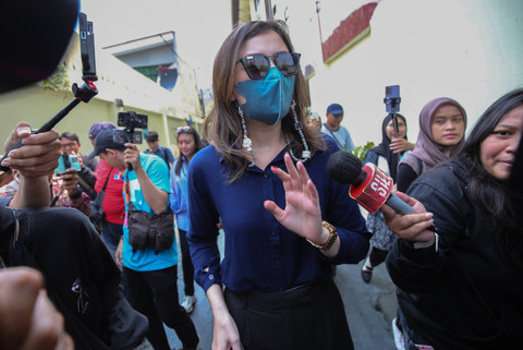 Artis Kimberly Ryder bersama suaminya Edward Akbar saat menghadiri sidang perdana terkait perceraian di Pengadilan Agama Jakarta Pusat, Jakarta, Rabu, (24/7/2024). Foto: Agus Apriyanto