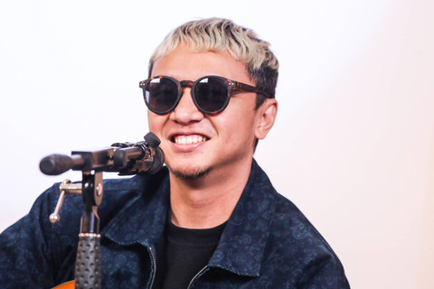 Vocalis serta gitaris Grup musik Barasuara Iga Massardi menjawab pertanyaan wartawan saat berkunjung ke kantor kumparan di Jakarta, Rabu (24/7/2024). Foto: Darryl Ramadhan/kumparan