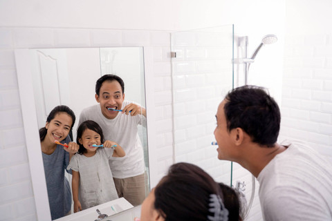 Ilustrasi Anak Menyikat Gigi bareng Orang Tua. Foto: Shutterstock