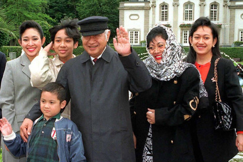 Presiden ke-2 Soeharto bersama putri sulungnya Siti Hardijanti atau Tutut saat tiba di Jerman, pada 8 Juli 1996. Foto: HOLGER HOLLEMANN / AFP