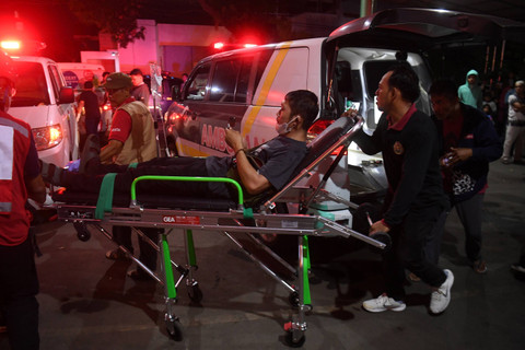 Petugas mengevakuasi pasien RS Citra Arafiq yang dilanda kebakaran di Depok, Jawa Barat, Rabu (24/7/2024).  Foto: Akbar Nugroho Gumay/ANTARA FOTO