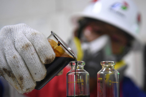 Perwira memeriksa kualitas minyak di Pusat Pengumpul Produksi (PPP) Pertamina EP Prabumulih Field, Sumatera Selatan. Foto: Akbar Nugroho Gumay/ANTARA FOTO