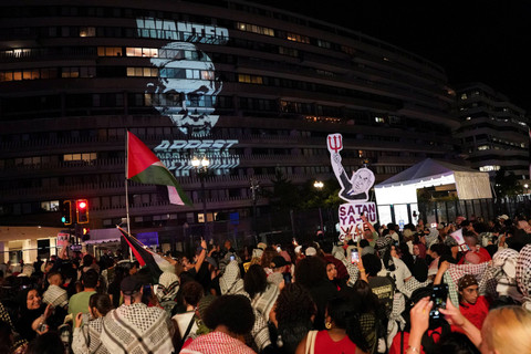 Pengunjuk rasa pro-Palestina berkumpul di luar Hotel Watergate, tempat Perdana Menteri Israel Benjamin Netanyahu menginap, pada hari Netanyahu berpidato di pertemuan gabungan Kongres, di Washington, AS 24 Juli 2024.  Foto: REUTERS/Seth Herald