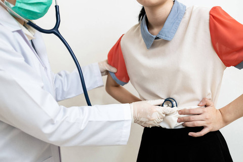 Ilustrasi pasien sakit ginjal konsultasi ke dokter. Foto: CGN089/Shutterstock