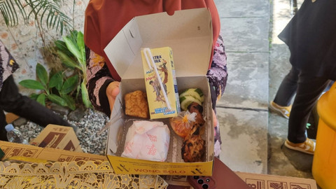 Guru menunjukan contoh uji coba makan bergizi sebagai program presiden terpilih, Prabowo Subianto dan Gibran Rakabuming Raka di SMA Negeri 16 Surabaya, Jawa Timur Kamis (25/7/2024).  Foto: Farusma Okta Verdian/kumparan