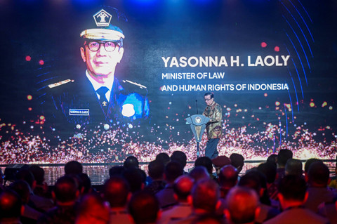 Menkum HAM Yasonna Laoly berjalan untuk menyampaikan pidato saat acara peluncuran Golden Visa di Jakarta, Kamis (25/7/2024). Foto: Erlangga Bregas Prakoso/ANTARA FOTO
