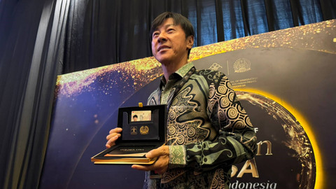 Pelatih timnas sepak bola Indonesia, Shin Tae Young usai mendapat Golden Visa di Hotel Ritz Carlton, Jakarta, Kamis (25/7/2024). Foto: Luthfi Humam/kumparan
