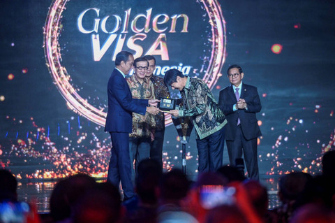 Presiden Joko Widodo memberikan Golden Visa kepada Pelatih Sepak Bola Timnas Indonesia Shin Tae Yong dalam acara peluncuran Golden Visa di Jakarta, Kamis (25/7/2024). Foto: Erlangga Bregas Prakoso/ANTARA FOTO