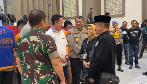Ketua Umum Pusat PSHT, R. Moerjoko Hadi Wiyono (peci hitam) saat di Mapolda Jatim, Kamis (25/7/2024). Foto: Dok. Istimewa