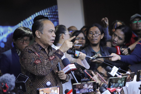 Menkominfo Budi Arie Setiadi dan Ketum MUI Anwar Iskandar pada konferensi pers terkait pemberantasan judi online di ruang konpers Kemenkominfo, Jakarta, Kamis (25/7/2024). Foto: Jamal Ramadhan/kumparan