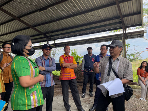 Direktorat Koordinasi dan Supervisi KPK Wilayah V meninjau PLT Biomassa Bodohula yang terbengkalai di Kecamatan Lamboya, Kabupaten Sumba Barat, Nusa Tenggara Timur, Kamis (25/7/2024). Foto: Fadhil Pramudya/kumparan