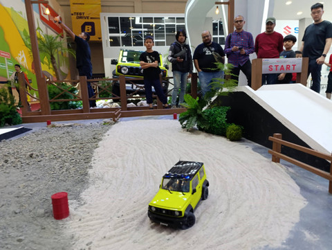 Suzuki hadirkan permainan remote control Suzuki Jimny di GIIAS 2024. Foto: Fitra Andrianto/kumparan