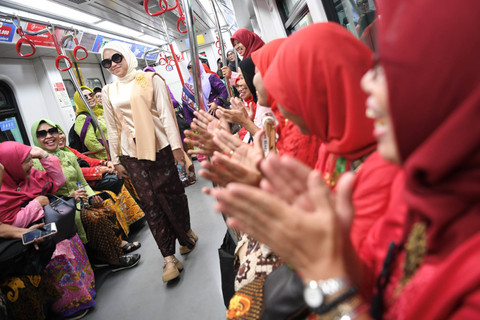 Anggota Kongres Wanita Indonesia (Kowani) melakukan peragaan busana kebaya saat perjalanan di dalam kereta LRT Jakarta di Stasiun Velodrome, Jakarta, Kamis (25/7/2024). Foto: M Risyal Hidayat/ANTARA FOTO