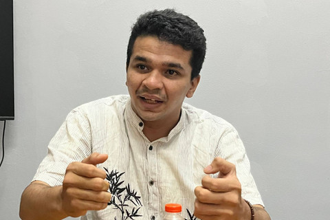 Ahmad pemilik rumah yang dikonten horor dalam jumpa pers di pengacara Abdurrahman & Co, Sekarang, Kamis (25/7/2024). Foto: Intan Alliva Khansa/kumparan