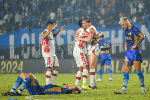 Pesepak bola Persis Solo melakukan selebrasi usai menang atas Persib Bandung pada pertandingan laga kedua Grup A Piala Presiden di Stadion Si Jalak Harupat, Kabupaten Bandung, Jawa Barat, Kamis (25/7/2024). Foto: Raisan Al Farisi/ANTARA FOTO