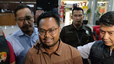 Pegawai KPK Gadungan Yusup Sulaeman, usai diperiksa di Gedung Merah Putih Foto: Jonathan Devin/kumparan