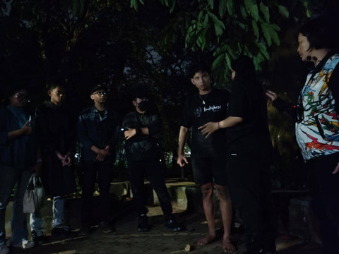 Rombongan peserta Bandros Braga Mystery di salah satu titik tujuan tur pada Kamis (25/7/2024). Foto: Robby Bouceu/kumparan