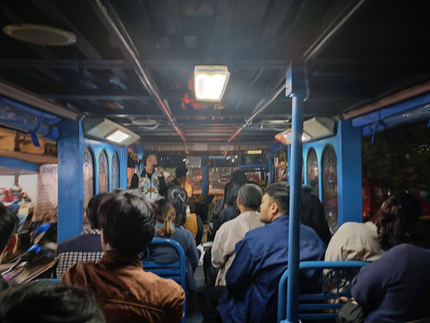 Rombongan peserta Bandros Braga Mystery menuju salah satu titik tujuan tur pada Kamis (25/7/2024). Foto: Robby Bouceu/kumparan