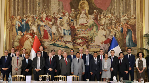 Menteri Pertahanan/Presiden terpilih Pilpres 2024 Prabowo Subianto (tengah) memimpin Business Meeting dalam kunjungannya ke Paris, Perancis untuk menemui Presiden Perancis Emmanuel Macron, di Paris, Rabu (25/7/2024). Foto: Dok. Kadin Indonesia