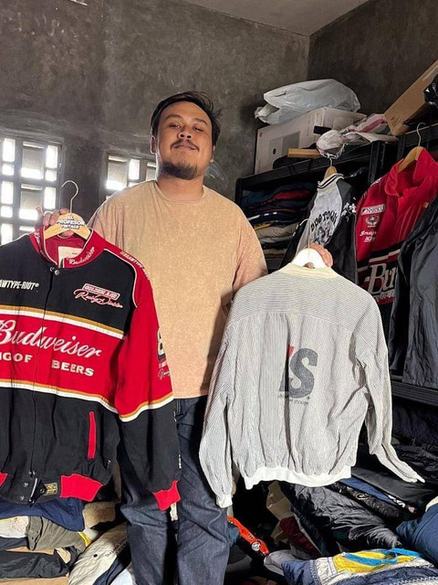 Sugih di gudang toko thrift yang sudah punya puluhan juta pengikut di Instagram. Foto: Dok. Pribadi