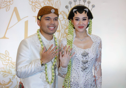 Artis Thariq Halilintar bersama istri Aaliyah saat konferensi usai akad nikah di hotel Rafles, Jakarta, Jumat, (26/7/2024). Foto: Agus Apriyanto