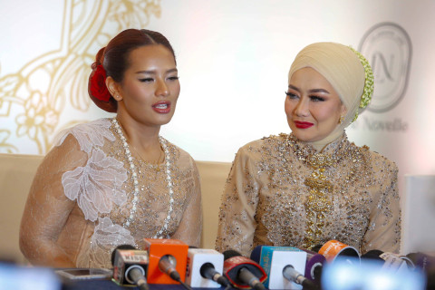 Reza Artamevia dan Zahwa Massaid dalam akad nikah Thariq Halilintar dan Aaliyah Massaid di Hotel Raffles, Jakarta, Jumat (26/7). Foto: Agus Apriyanto