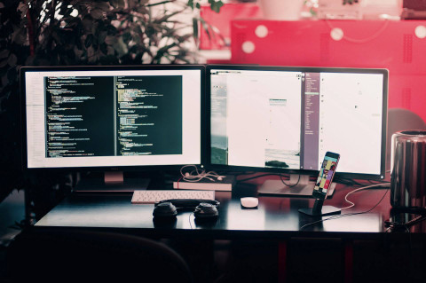 Ilustrasi Sistem Komputer Terbagi Menjadi 3 Elemen yaitu. Sumber: Unsplash/Farzad
