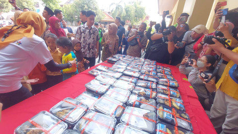  Wakil Presiden (Wapres) terpilih Gibran Rakabuming Raka meninjau uji coba program makan bergizi gratis di SDN Tugu, Kecamatan Jebres, Solo, Jawa Tengah, Jumat (26/7) Foto: Dok. kumparan