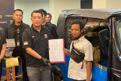 Momen pengembalian bajaj kepada korban pencurian oleh Polda Metro Jaya pada Jumat (26/7/2024).  Foto: Abid Raihan/kumparan