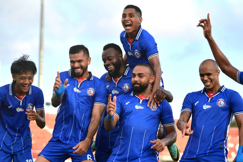 Sejumlah pemain Arema FC melakukan selebrasi usai mencetak gol ke gawang Madura United saat pertandingan Piala Presiden 2024 di Stadion Kapten I Wayan Dipta Gianyar, Bali, Jumat (26/7/2024). Foto: Fikri Yusuf/ANTARA FOTO