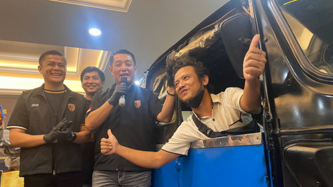 Momen pengembalian bajaj kepada korban pencurian oleh Polda Metro Jaya pada Jumat (26/7/2024). Foto: Abid Raihan/kumparan