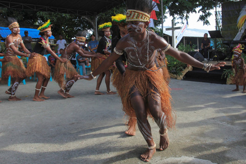 Sejumlah penari menampilkan tari Ohey di Kampung Asei Besar, Distrik Sentani Timur, Kabupaten Jayapura, Jumat (26/07/2024). Foto: Gusti Tanati/ANTARA FOTO