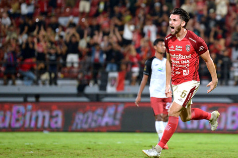 Pesepak bola Bali United Brandon Wilson berselebrasi usai mencetak gol ke gawang Persija Jakarta saat pertandingan Piala Presiden 2024 di Stadion Kapten I Wayan Dipta Gianyar, Bali, Jumat (26/7/2024). Foto: Fikri Yusuf/ANTARA FOTO